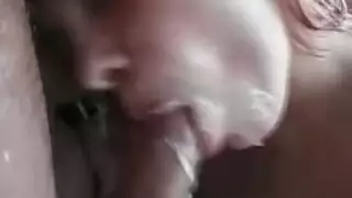هذه العاهرة المتعطشة للقضيب تُملأ في كلا الفتحتين بعد مص متلهف