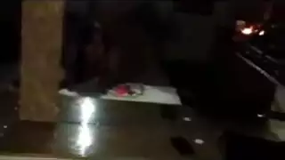لاتينية مثارة تُسمّر على طاولة المطبخ