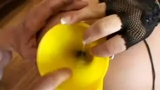 سمراء مثيرة تتعرض لعصابتها الأولى القاسية من شقيقها الضائع ذو العضلات