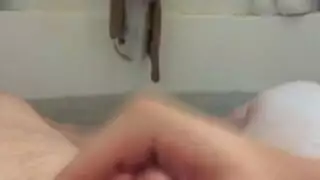 فتاة صغيرة فتحتها الضيقة تُلعق ثم تُنكح بخشونة