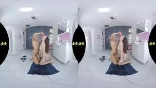 تجتمع سمراء في غرفة الفندق مع كس ساخن لجعل الأبطال