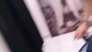 شقراء جميلة وناضجة تستعد للحفلة ، لأنها فرصتها لممارسة الجنس
