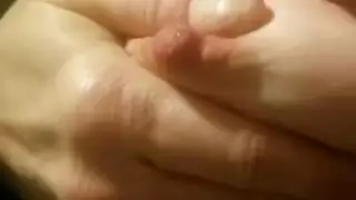 كسها العصيري يضربه رجل غريب بينما تمص شفتها السفلية