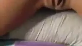 فرج فتاة شقراء مبتدئة رطب يتساقط منه السائل في فيلم جنسي صريح