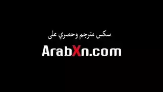 صدمة الأم: ابنها لعبة في يد جارة مثيرة عجوز