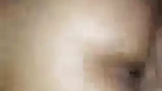 هذه السمراء المثيرة لم تستطع مقاومة القضيب وتمت ممارسة الجنس معها بعنف