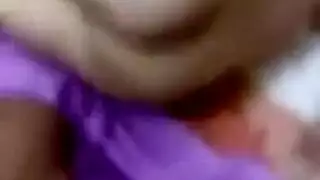 دس لطيف يصطاد أعز صديقاتها على مرآة الحمام أثناء العطلة المدرسية