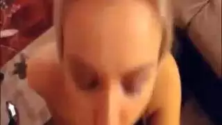 جميلة وتتوق للقضيب، تدعو نفسها إلى مشهد ثلاثي مثير