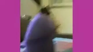 مثلية ثلاثية: فتاتان وأم تشاهد