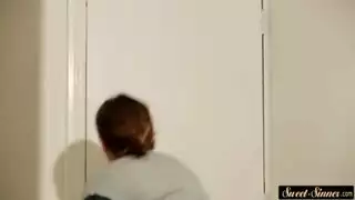 فيديو منزلي هاوي: ضرب فرج بين أفخاذ ناضجة