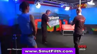 نائبة الرئيس ذات الثديين الهائلين تنتهي بوجه مغطى بالسائل المنوي