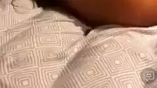 ام وبنت على الدرج