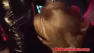 فتاة اللاتكس تحصل على قضيبها ممصًا ثم منكوبًا في مشهد إباحي