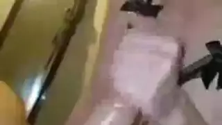 عاهرة مخمورة تأخذ وجهها مُلَطّخًا قبل صرخات النضوج