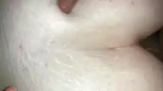 نيك بنت ترتدي طاقية حمراء