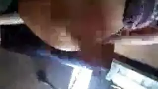 فاتنة لياقة بدنية عارية متعرقة تصل للنشوة خلال تمرين قوي