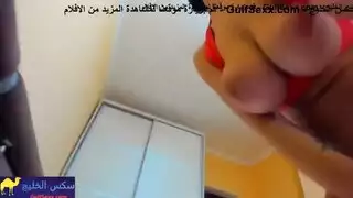 يحلب لبن في صدره
