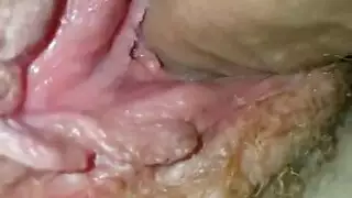مراهقة تنزع ملابسها داخل السيارة
