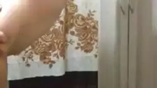 أسود يمتع إمرأة ويدخل زبه في كسها من الخلف