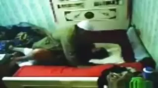 عايله متدينا يصورون سلفي والاخ ينيك اخته