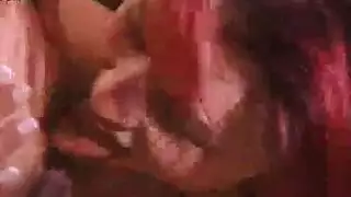  حشوات حلق مراهقات: مص عميق مزدوج يجعله يئن من النشوة