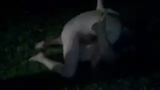 الزوج ينظف زوجته