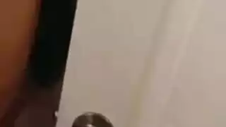 الجميلة البرازيلية ذات الشعر الأزرق تركع لمليون عقد من اللؤلؤ المنوي