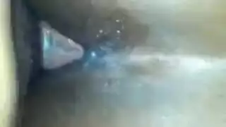 صاحب العضلات يرفع الناضجة فوق كتفه