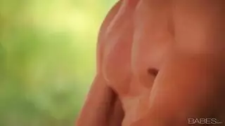 اب يداعب كس ابنته في المطبخ