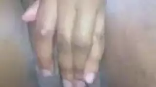 عاهرة سمراء تشتهي الإصبع العميق على الأريكة