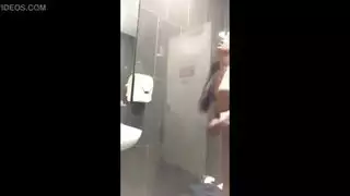 ٤ بنات يشربون فرار بعض