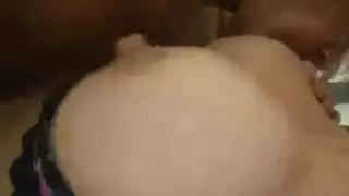 امرأة ناضجة خبيرة تُضاجع بقوة حتى ينبض فرجها بعنف، ثم تبكي في نشوة