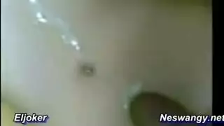 صديقتان تشاهدان في فيلم وهو متنكر