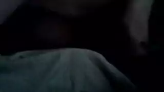 مفلسة ومثيرة، تركب قضيباً صلباً