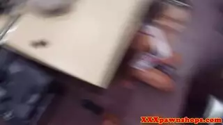 بنت ترفع رجليها