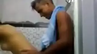 ينيك بنت خالته ف البيت وهي مش راضيه مصري