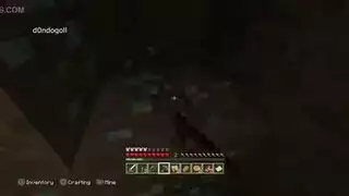 لحس الأوساخ من بين أصابع قدميها حتى تنظف