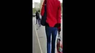 فتاة مجعدة الشعر كبيرة الثدي تدخل أصابعها في شعرها وتجعل نفسها تندى