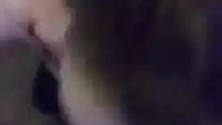 عاهرة مؤخرة مزخرفة تأخذ زبًا من شاب مقنع
