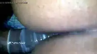 عاهرة تحصل على كسها المبلول مملوءًا بقضيب أسود