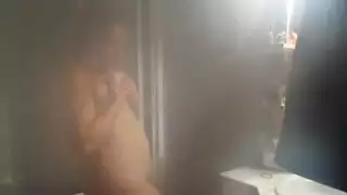 زوجة عاهرة في جوارب تبتلع قضيباً سميكاً وتتعرض للاختراق في جميع الثقوب