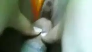 بنت تحط كسها علا الوساده