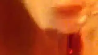 أودري نوير تدلك بظرها بشدة بينما تأخذ قضيبًا ضخمًا