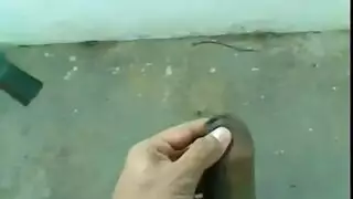 بنات ينتاكون من رجل نائم