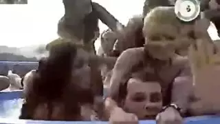 تريد الاستحمام مع ابنها