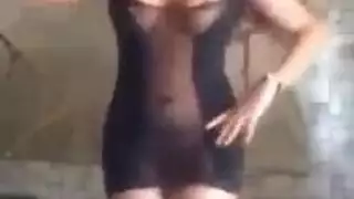 مراهقة سمراء تتعلم تقنيات القذف مقابل المال باستخدام قضيب صلب