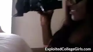 يصور طيز ام صديقة اثناء نومها