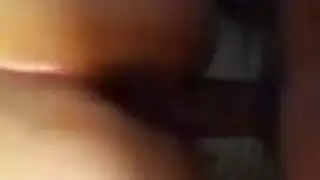 تنام مع أبوها وأمها في فراش واحد