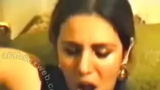 طفلتين بيلعبوا 10 سنين بيلعبوا في الصلاه