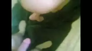 مصري يقذف على أمه